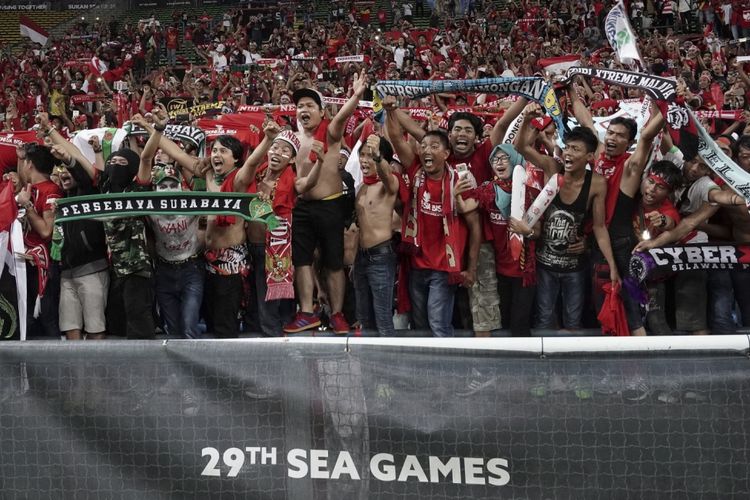 Suporter Indonesia memberikan dukungan kepada timnas U-22 yang bertanding melawan Filipina pada babak penyisihan Grup B SEA Games XXIX di Stadion Shah Alam, Selangor, Malaysia, Kamis (17/8/2017). Indonesia menang atas Filipina dengan skor 3-0.