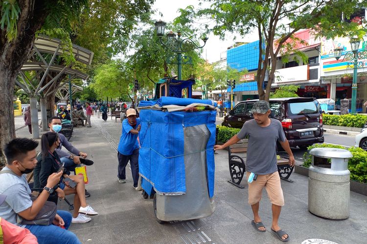 Pedagang kaki lima (PKL) di Jalan Malioboro, Kota Yogyakarta, membawa barang dagangannya menuju Teras Malioboro, Kamis (3/2/2022). Sejak Selasa (1/2/2022), PKL Malioboro mulai menempati dua bangunan yang menjadi lokasi baru berjualan yang disiapkan Pemerintah Daerah Istimewa Yogyakarta (DIY), yakni Teras Malioboro 1 (eks Bioskop Indra) dan Teras Malioboro 2 (bekas gedung Dinas Pariwisata).