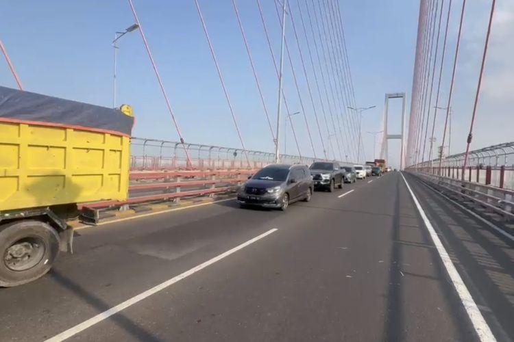 Perbaikan Jembatan Suramadu Bikin Lalu Lintas Arah Madura Padat hingga 500 Meter