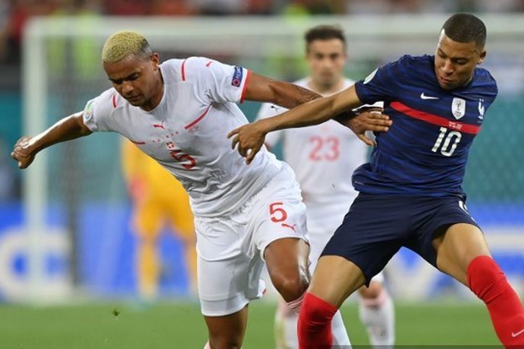 Kylian Mbappe tengah berduel dengan Manuel Akanji dalam laga Perancis vs Swiss di 16 besar Euro 2020.