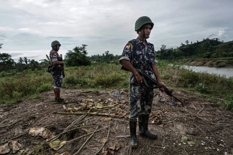 Rakhine utara, yang berbatasan dengan Banglades, telah menjadi medan konflik baru setelah serangan oleh kelompok militan Rohingya ke pos polisi pada Oktober 2016. Serangan terbaru terjadi lagi pada Jumat (25/8/2017) yang menyebabkan 32 orang tewas.