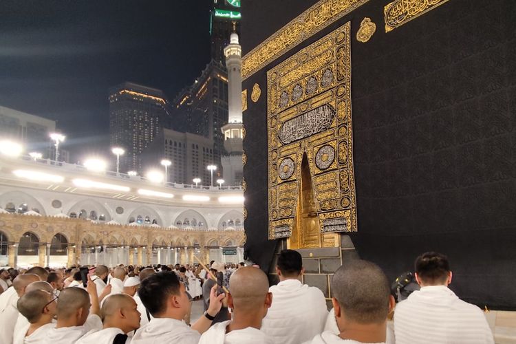 Ribuan jamaah umroh mendekat ke Kabah, yang ditutupi kiswah. Kain hitam yang menyelubungi Kabah itu terbuat dari 670 kg kain sutera dengan sulaman 150 kg benang emas dan 25 kg benang perak. Kain kiswah sendiri besarnya dapat mencapai 14 meter.