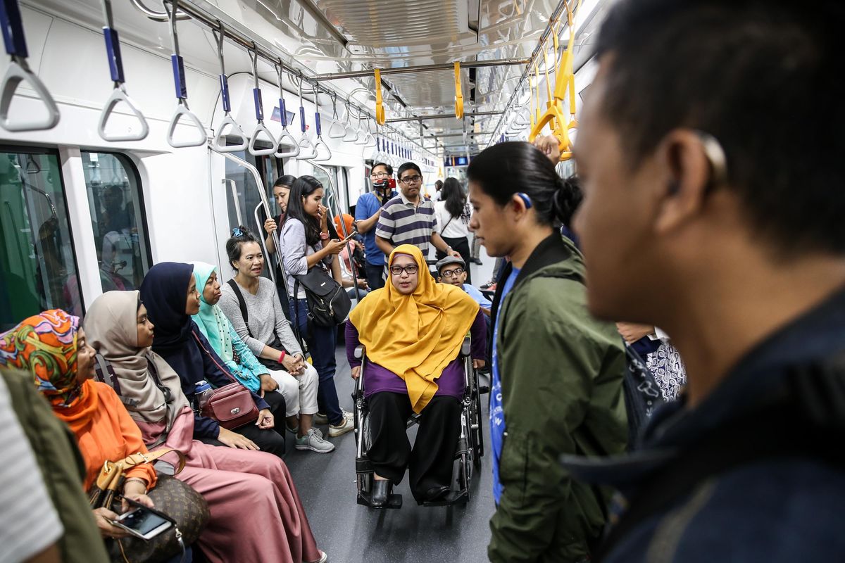 Penyandang disabilitas yang tergabung dalam Jakarta Barier Free Tourism atau JBFT mengikuti uji coba publik pengoperasian MRT di Stasiun Bundaran HI, Jakarta Pusat, Sabtu (16/3/2019). Penyandang disabilitas yang mengikuti uji coba MRT terdiri dari berbagai ragam disabilitas. Mulai dari pengguna kursi roda, tunanetra, insan tuli dan ragam disabilitas lainnya.