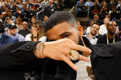 Nonton Pertandingan NBA, Drake Mejeng dengan Perhiasan Rp 38 Miliar