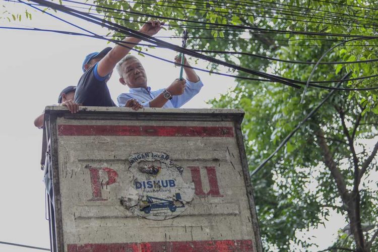 Pemerintah Kota Bandung mencanangkan program Bandung Bebas Kabel Udara. Dalam waktu 3 tahun ke depan, 247 kilometer kabel-kabel komunikasi yang tersebar di seluruh ruas jalan di Kota Bandung akan diturunkan.