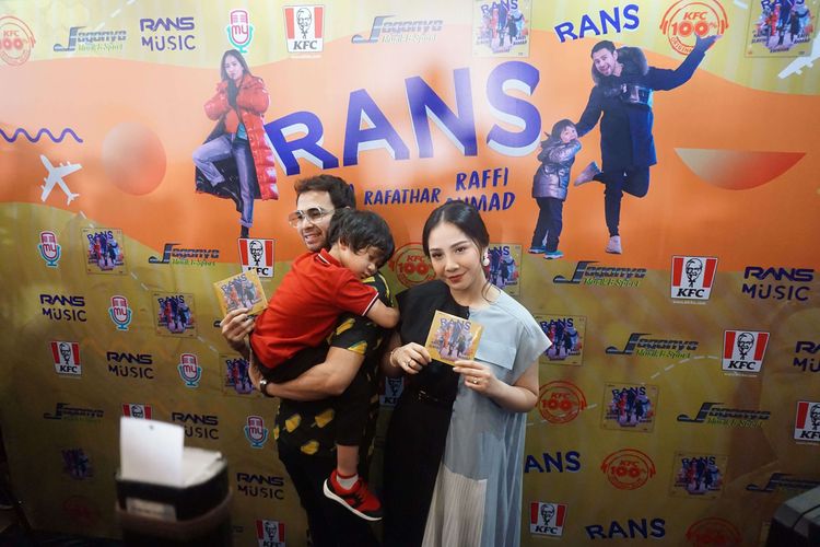 Raffi Ahmad, Rafathar, dan Nagita Slavina, berpose dalam launching album RANS, di KFC Kemang, Jakarta, Jumat (6/3/2020).