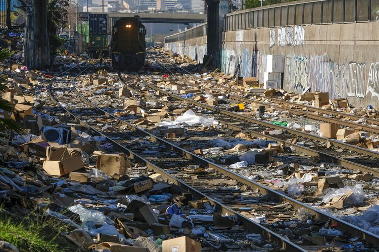 Kotak-kotak dan paket-paket yang robek serta puing-puing berserakan di bagian rel kereta Union Pacific di pusat kota Los Angeles Jumat, 14 Januari 2022.