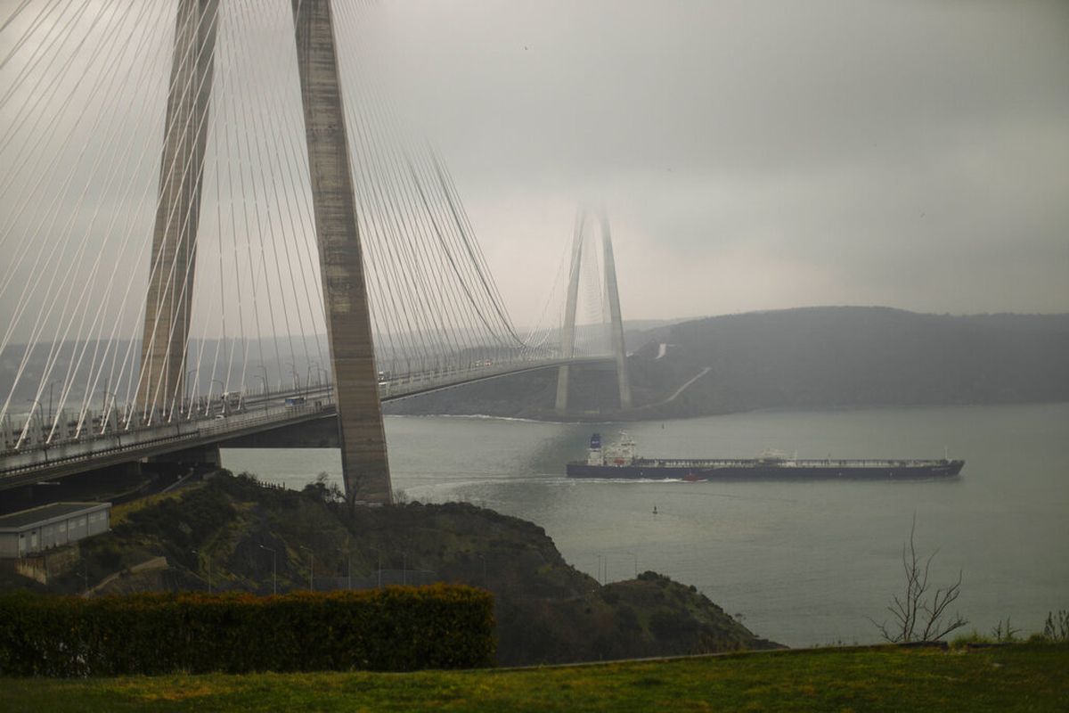 Jembatan Yavuz Sultan Selim di selat Bosphorus Turki yang kini menerapkan konvensi internasional yang memungkinkan negara itu menutup selat di pintu masuk Laut Hitam untuk kapal perang, untuk menghindari eskalasi konflik Rusia Ukraina.