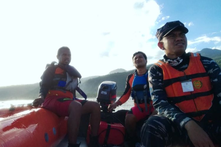 Tim SAR gabungan melakukan pencarian seorang nelayan yang hilang saat melaut perairan Desa Wolokoli, Kecamatan Bola, Kabupaten Sikka