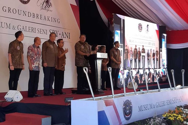 SBY melakukan groundbreaking Museum dan Galeri SBY-ANI di Pacitan, Sabtu (22/2/2020)