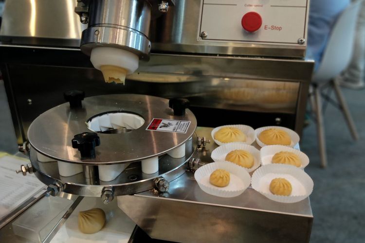 Cara kerja mesin cetak kue dengan isian saat acara Sial Interfood 2022. 