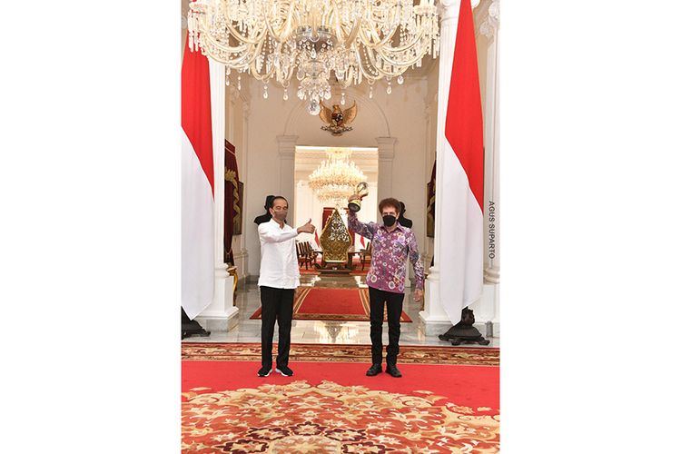 Presiden Joko Widodo (kiri) berpose bersama vokalis grup musik God Bless, Ahmad Albar, di Istana Negara, Jakarta, Jumat (27/8/2021). Presiden memberikan penghargaan sekaligus dukungan kepada God Bless yang akan menggelar konser virtual perayaan 48 tahun Godbless berkarya, pada 31 Agustus mendatang.