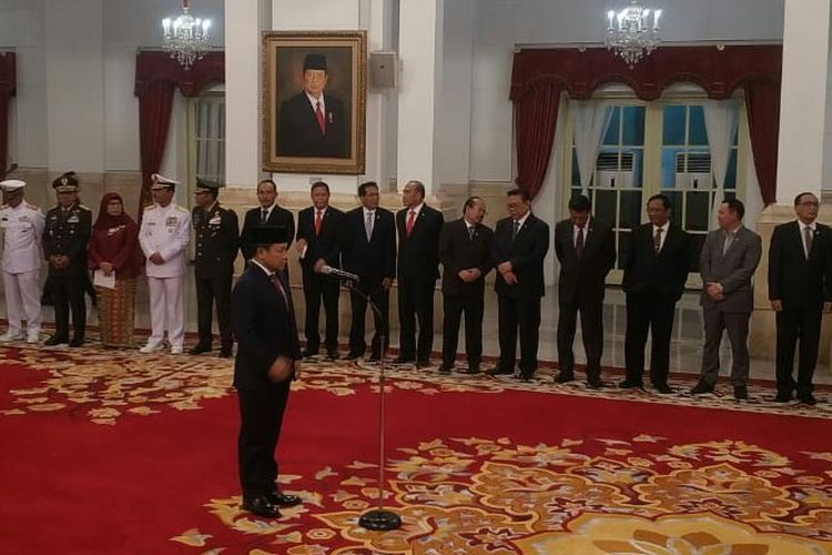 Kepala Bakamla Laksamana Madya Aan Kurnia saat dilanti Presiden Joko Widodo di Istana Negara, Jakarta, Rabu (12/2/2020)