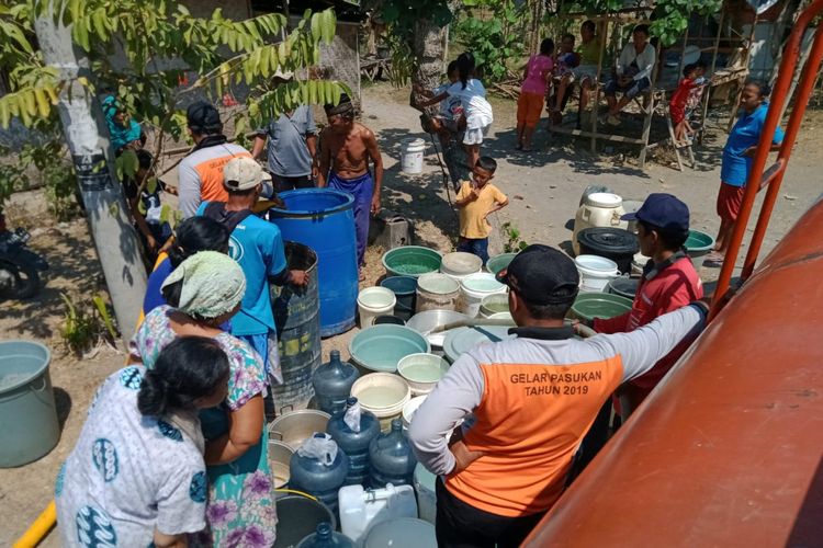 BPBD Jembrana mensuplay air bersih untuk warga yang mengalami kekeringan di Jembrana, Bali