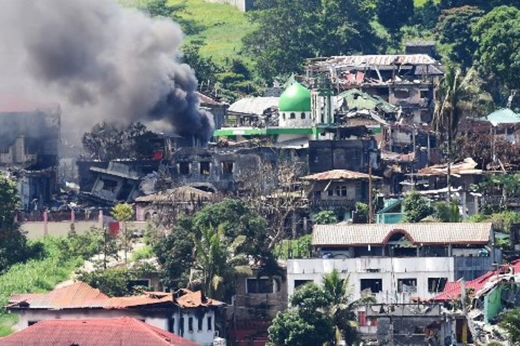 Asap mengepul dari salah satu sudut kota Marawi yang digempur pasukan Filipina.