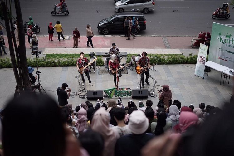 Suasana Kurbanaval 2022 Tebar Hewan Kurban (THK) #JadiManfaat dari Dompet Dhuafa ramaikan Anjungan Sarinah, Jakarta Pusat, Minggu (12/6/2022). 