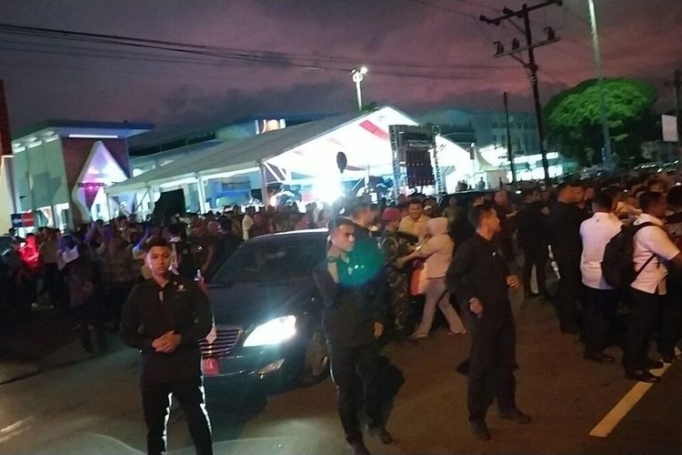 Warga terlibat aksi saling dorong saat Presiden Jokowi keluar dari Terminal Tingkir Salatiga, Jawa Tengah.