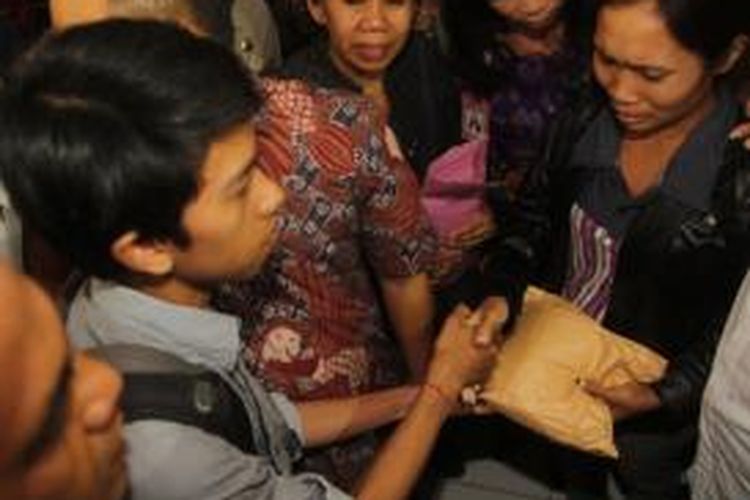 Ika, salah satu perwakilan wartawan yang menyerahkan langsung uang bantuan dari jurnalis di Bali kepada orangtua kandung Angeline, Hamidah, Selasa (16/6/2015). 