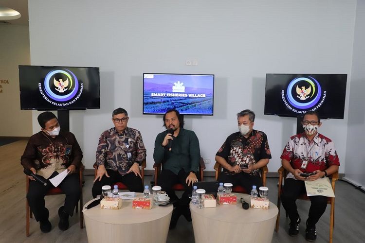 Kepala BRSDM I Nyoman bersama seluruh stakeholder yang terlibat dalam inovasi Smart Fisheries Village (SFV) dalam acara talkshow Bincang Bahari dalam mengupas SFV yang digelar secara hybrid, Kamis. 
