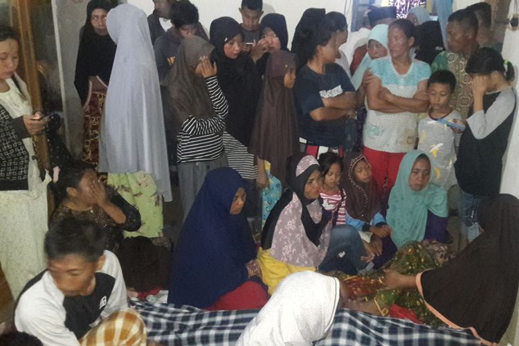 Puluhan warga di Kabupaten Gowa, Sulawesi Selatan memadati rumah duka korban tersambar petir. Jumat, (30/11/2018).