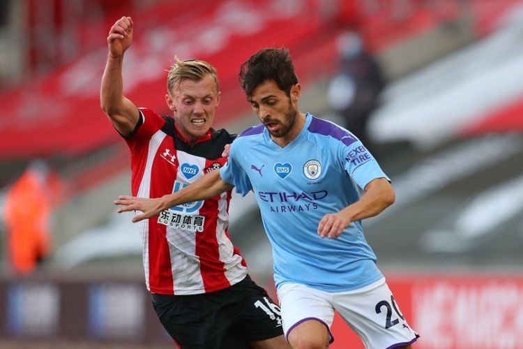 Bernardo Silva (kanan) berduel dengan James Ward-Prowse (kiri) pada laga Southampton vs Manchester City di Stadion St. Mary dalam lanjutan pekan ke-33 Premier League, kasta teratas Liga Inggris, Minggu 6 Juli 2020.