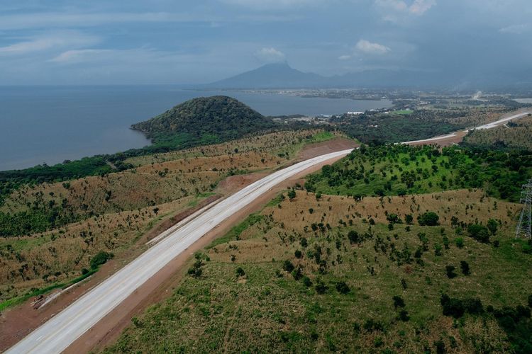 PT Waskita Karya (Persero) Tbk sedang mengerjakan Jalan Tol Probolinggo-Banyuwangi (Probowangi) Paket 3 Paiton-Besuki sepanjang 5,8 kilometer di Jawa Timur.