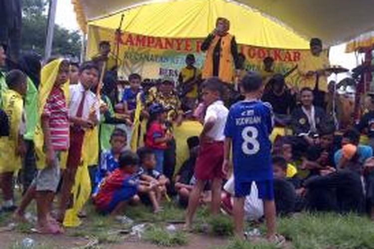 Suasana saat kampanye Partai Golkar yang dihibur dangdut dengan artis-artis lokal Malang, yang digelar di lapangan Kedungkandang, Kota Malang, Selasa (18/3/2014).