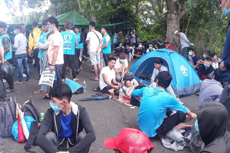 Ratusan imigran berunjuk rasa di depan Kantor UNHCR Tanjunngpinang. Mereka mendirikan tenda dan menginap. 