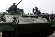 TNI AD Ajak Warga Naik Tank Leopard Keliling Surabaya 