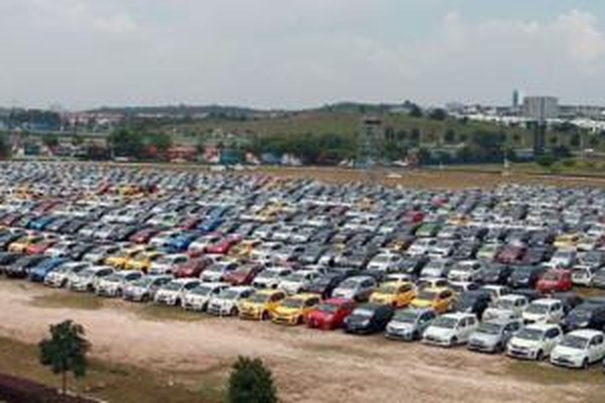 Sebanyak 2.613 unit Perodua Myvi berkumpul dalam acara “Myvi Nation, The Biggest Myvi Gathering” yang digelar di Setia Alam, Malaysia. Jumlah itu memecahkan rekor “jumlah mobil terbanyak dalam gathering” sepanjang sejarah di Malaysia. 
