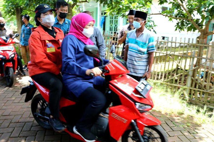 Khofifah bonceng Puan Maharani keliling Pulau Gili Iyang Sumenep, Kamis (3/3/2022).