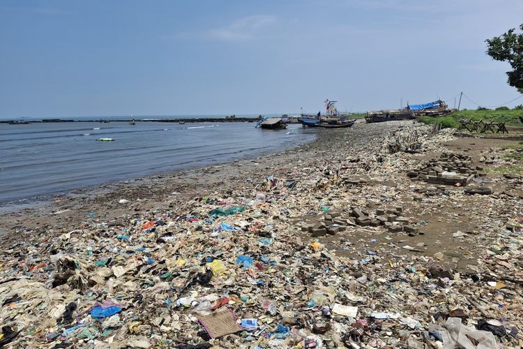 Kondisi Pantai Teluk Labuan di Kabupaten Pandeglang, Provinsi Banten yang kembali dipenuhi sampah setelah satu tahun dibersihkan, Senin (22/4/2024).