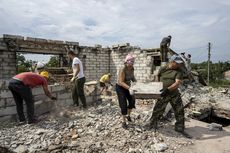 Warga Ukraina Gotong Royong Bangun Ulang Rumah Warga
