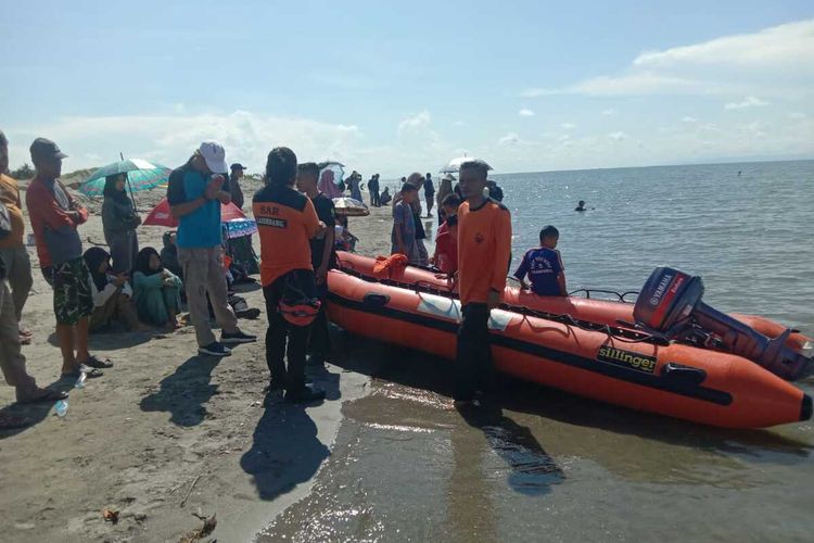 (SULSEL) Mandi di Pantai Anak 13 Tahun Tenggelam Terseret Ombak