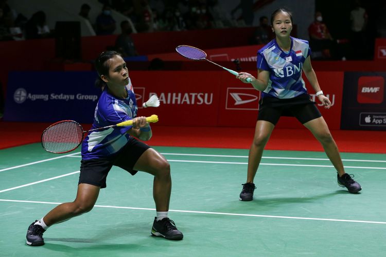 Pasangan ganda putri Indonesia, Meilysa Trias Puspita Sari/Rachel Allessya Rose bertanding melawan wakil China, Chen Qing Chen/Jia Yi Fan pada babak 16 besar Indonesia Masters 2022 di Istora Senayan Jakarta, Kamis (9/6/2022). Meilysa/Rachel kalah 9-21 dan 16-21. Terbaru, Meilysa/Rachel lolos ke 16 besar Kejuaraan Bulu Tangkis ASia 2023 dan kembali bertemu Chen/Jia.