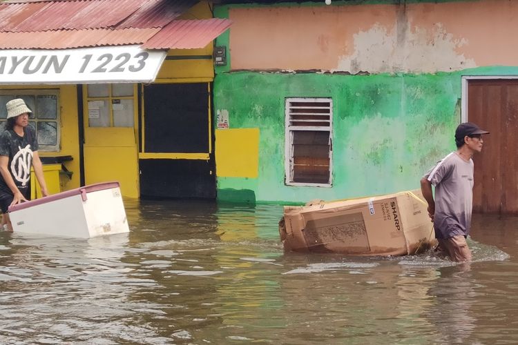 Sejumlah warga mengungsi ke tempat yang aman dengan membawa barang-barang seadanya untuk menghindari banjir di Kota Gorontalo.