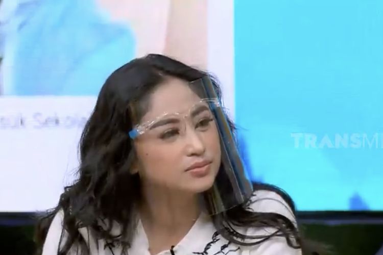 Dewi Perssik yang sedang berbincang dengan Raffi Ahmad. (Bidikan layar YouTube Trans7 Official). 