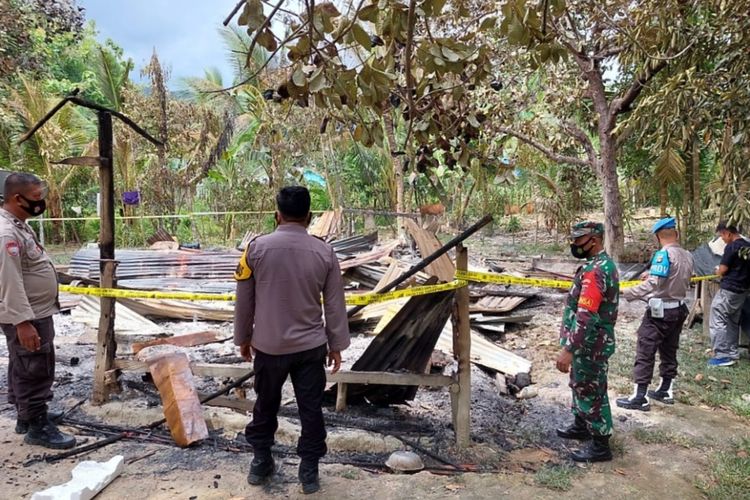 Anggota TNI-POLRI di lokasi rumah pasangan suami istri yang dibakar massa pada Minggu (2/1/2022) di Desa Tanjung Tiram, Kecamatan Moramo Utara, Kabupaten Konawe Selatan, Provinsi Sulawesi Tenggara. (Dokumentasi Polres Konawe Selatan)