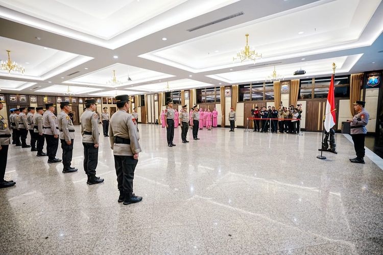 Kapolri melantik sejumlah perwira tinggi Polri di Gedung Rupatama, Mabes Polri, Jakarta, Rabu (14/6/2023).