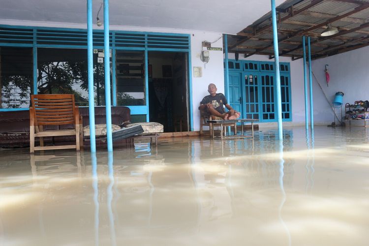 Kondisi Dusun Beluk, Desa Jombok, Kecamatan Kesamben, Kabupaten Jombang, Jawa Timur, Jumat (7/2/2020). Sejak Minggu (2/2/2020), banjir akibat luapan sungai menggenangi wilayah permukiman penduduk.