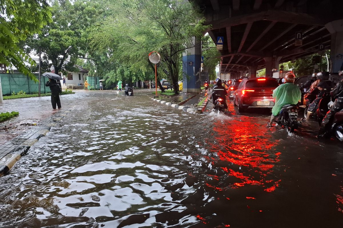 Jalan Yos Sudarso Arah Tanjung Priok Macet Horor Imbas Banjir