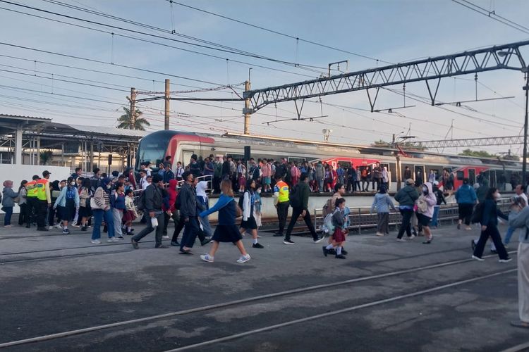 Stasiun Bogor Mendadak Padat, Penumpang Dialihkan ke Jalur Alternatif Usai Peron 6-8 Ditutup