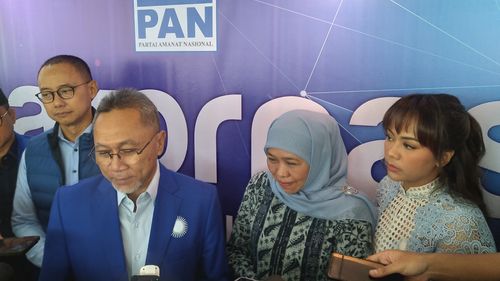 Terima SK, Khofifah-Emil Dardak Resmi Didukung PAN di Pilkada Jatim 2024