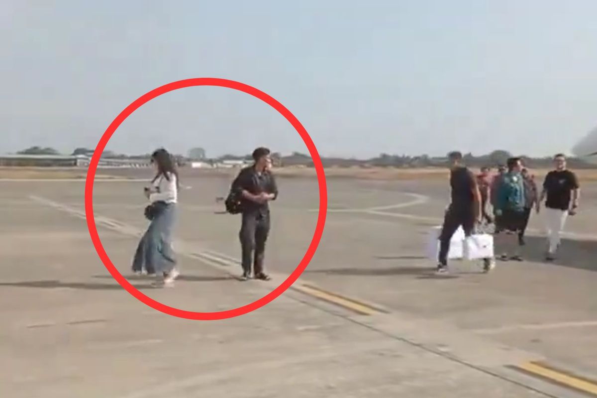 Tangkapan layar sosok yang diduga Kaesang dan Erina turun dari jet pribadi, namun barang bawaannya tidak diperiksa.