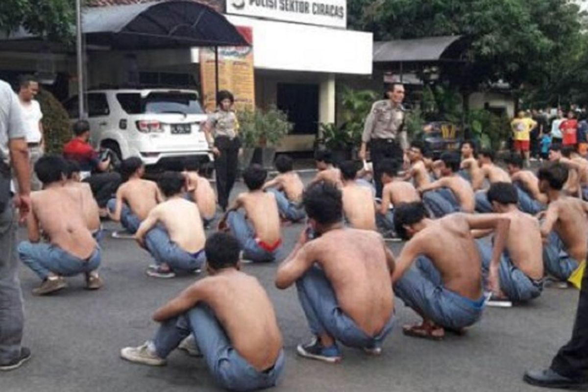 
Puluhan pelajar yang diduga akan tawuran diamankan jajaran Polsektro Ciracas, Jakarta Timur, Jumat (24/3) sore. 