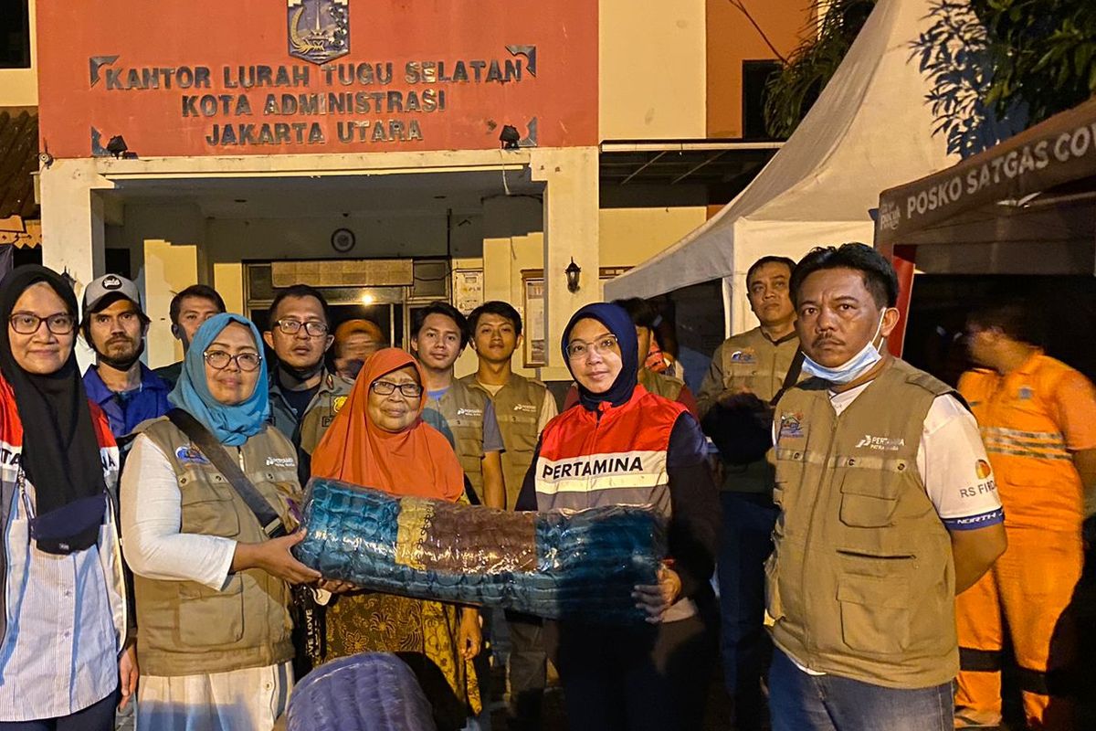 Tim CSR PGN berkoordinasi dengan Tim Posko Pertamina (CSR Holding) memberikan bantuan selimut, obat-obatan, makanan cepat saji, diapers bayi dan lansia, kepada warga terdampak kebakaran Depo Plumpang, Sabtu (4/3/2023). 