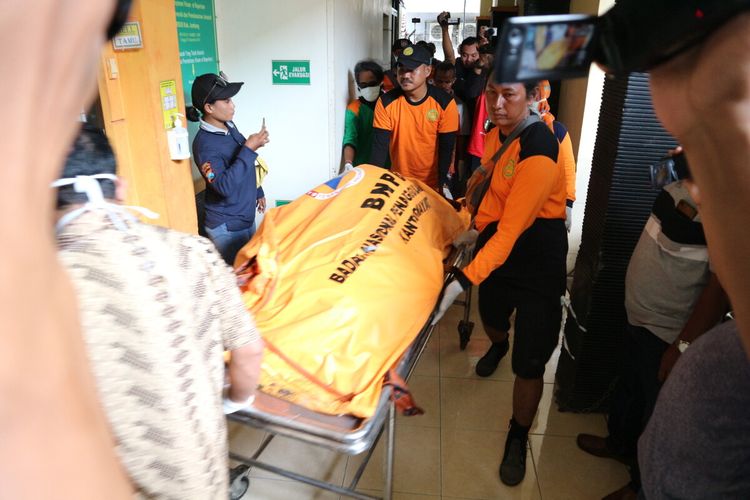 Sosok jenazah yang diduga salah satu korban perahu terbalik di sungai Brantas, saat dievakuasi ke kamar jenazah RSUD Jombang, Jawa Timur, Selasa (3/3/2020).