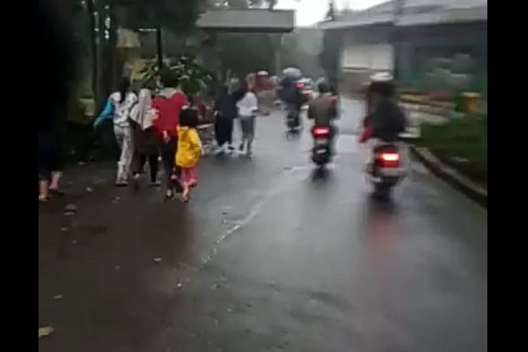 Screenshot video yang beredar di WAG yang memperlihatkan warga kawasan sekitar kebun teh PTPN VIII Puncak Bogor panik saat banjir melanda wilayah tersebut pada Selasa (19/01/2021). Peristiwa banjir bandang tersebut dibenarkan oleh BPBD Kabupaten Bogor. 