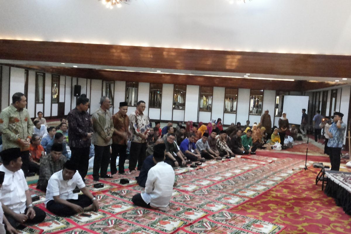 Sekretaris Daerah DKI Jakarta Saefullah memperkenalkan satu per satu pejabat Pemerintah Provinsi DKI kepada wakil gubernur terpilih Sandiaga Uno. Hal itu terjadi dalam acara buka puasa bersama yang digelar Anies-Sandi dengan para pejabat DKI di salah satu hotel yang ada di Jalan MH Thamrin, Jakarta Pusat, Sabtu (17/6/2017).