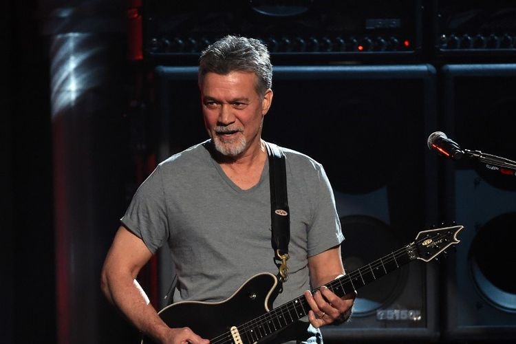 Gitaris legendaris Eddie Van Halen tampil di Billboard Music Awards 2015 di MGM Grand Garden Arena, Las Vegas, pada 17 Mei 2015. Pendiri band Van Halen tersebut meninggal dunia akibat kanker pada 6 Oktober 2020.